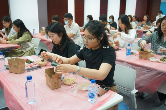 与多肉有个约会，上海华电大厦举办“520度度关爱”多肉微景观塑造活动